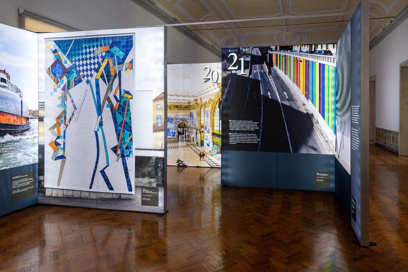 Sala expositiva com painéis de grande formato dedicados ao azulejo contemporâneo